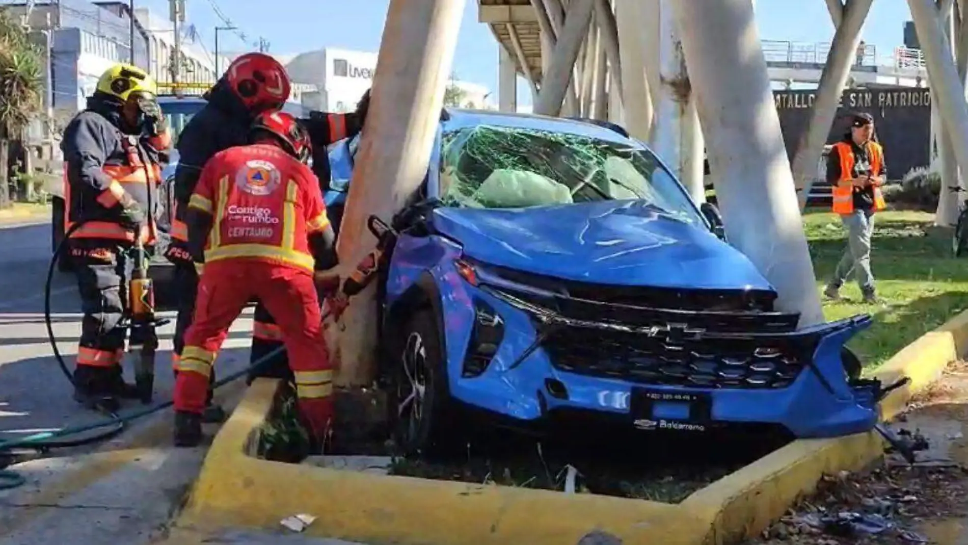 A unos días de que comprara su camioneta de agencia, un hombre junto con su familia sufrió un accidente vehicular